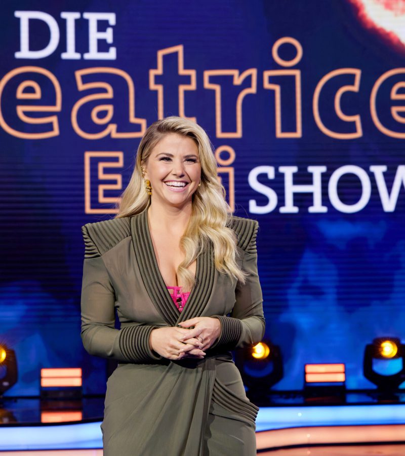 SWR DIE BEATRICE EGLI SHOW, am Donnerstag (31.10.24) um 20:15 Uhr im SWR.Schlagerstar Beatrice Egli freut sich auf eine neue Ausgabe ihrer Samstagabendshow in SWR, MDR und SRF. Danach ist die Sendung auch in der ARD Mediathek zu sehen. Die Gastgeberin legt Wert auf musikalische Vielfalt und emotionale Geschichten. Dazu begrüßt sie viele verschiedene musikalische Gäste auf ihrer Bühne in Berlin.© SWR/Manfred H. Vogel, honorarfrei - Verwendung gemäß der AGB im engen inhaltlichen, redaktionellen Zusammenhang mit genannter SWR-Sendung und bei Nennung "Bild: SWR/Manfred H. Vogel" (S2+). SWR Presse/Bildkommunikation, Baden-Baden, Tel: 07221/929-22202, foto@swr.de